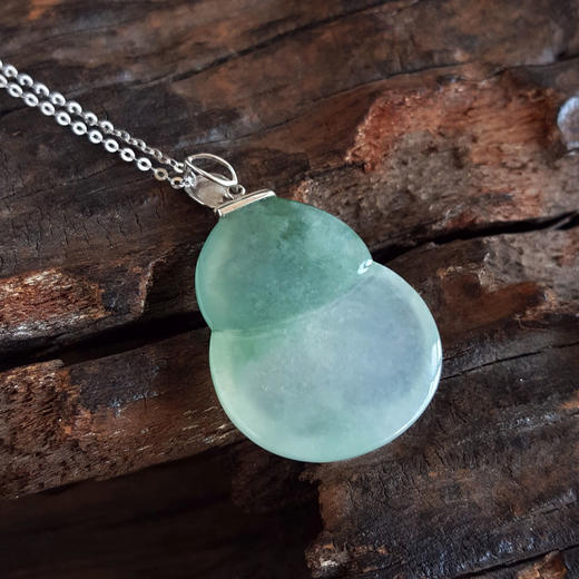 【天然正品】A货翡翠AU750白金镶天然细腻冰种飘蓝花葫芦造型（福禄平安）翡翠吊坠项链32.8*21.2*6.4MM（皆取最大值）女士现售价：4380！090725NJM08 商品图5