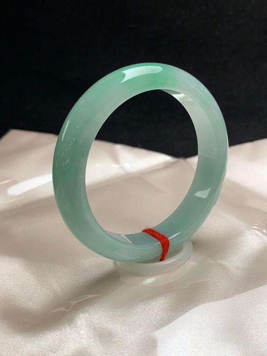 620479，53圈口，糯化飘绿正圈平安镯，果绿底色飘阳绿花，水头好 商品图1