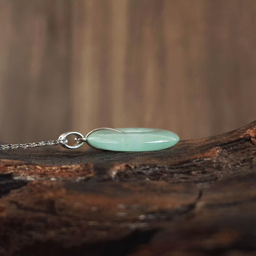 【天然正品】A货翡翠AU750白金镶天然细腻冰种平安扣翡翠吊坠项链27.7*21.5*5.4MM（皆取最大值）女士现售价：2880！090725NJM09 商品图7