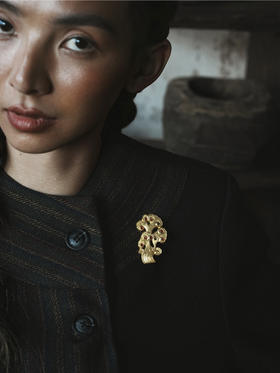 錾刻金包银如意树碧玺胸针