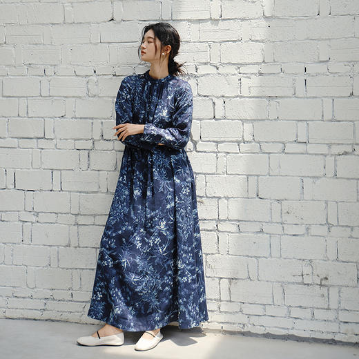 绽放旅行女374朵/【莫兰迪系列】双支亚麻底布印花立领长袖连衣裙 商品图1