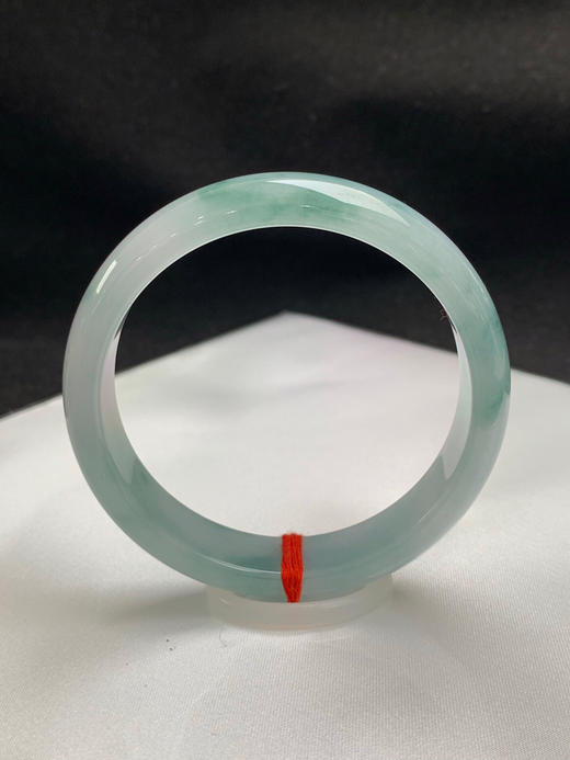 620473，57.8圈口，糯冰飘花正圈飘，白底飘蓝花，种老水足，微透 商品图0