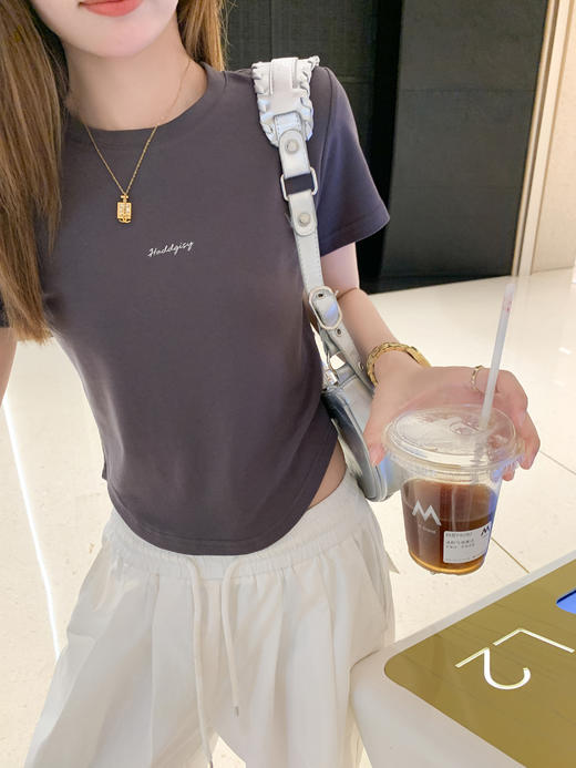 <曾小咸推荐>新品现货秒杀！卖完下架不再补 ！微信粉丝打折价！！2色简约正肩短袖t恤 日常89.99/件 立减40 秒杀49.99/件！！ 商品图14