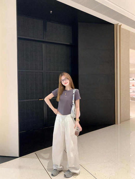 <曾小咸推荐>新品现货秒杀！卖完下架不再补 ！微信粉丝打折价！！2色简约正肩短袖t恤 日常89.99/件 立减40 秒杀49.99/件！！ 商品图12