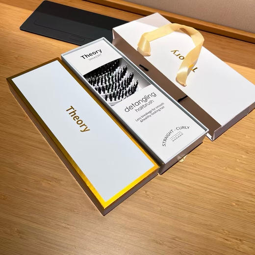 原单正品 Theory新升级猪鬃护发梳按摩头皮梳子家用便携梳可水洗礼盒
Size尺寸：25cm
Fabric材料：pp➕麦秸杆（可降解环保料）/野生猪鬃毛
原价69.9欧 商品图0