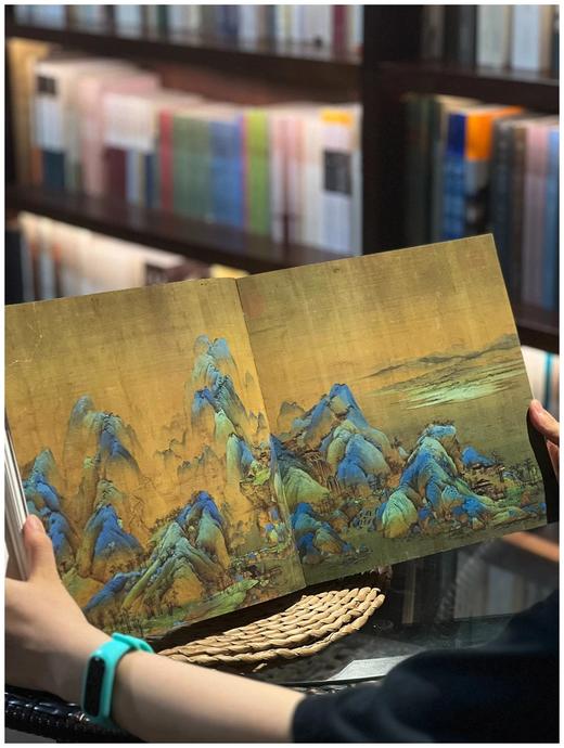 最美中国画精华本：《春江新雨：宋代绘画》，精装，12开，李子儒著，西泠印社2025年6月一版一印，408页，定价468，售价368元。 商品图5