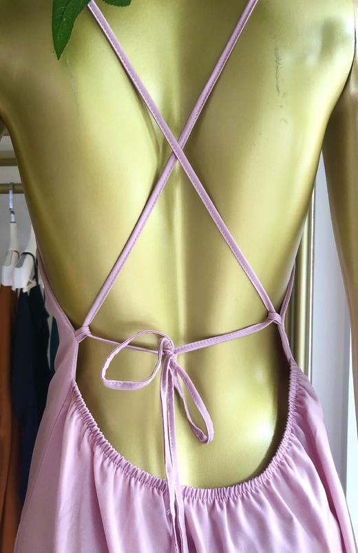 （秒杀39元）醋酸绸缎超显气质性感荡领吊带裙 14142110 商品图3