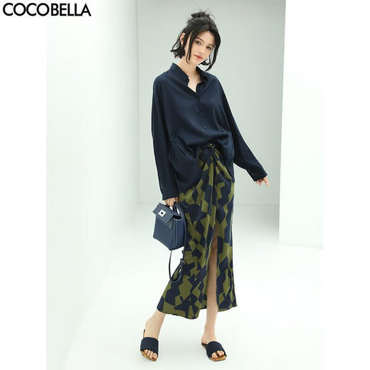 COCOBELLA设计感拧花遮胯缎面半身裙女几何印花开叉长裙HS605 商品图0