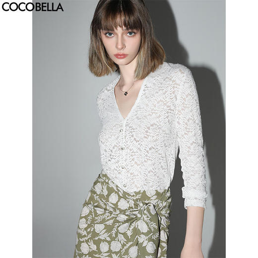 COCOBELLA优雅微透视镂空蕾丝衬衫女深V领长袖针织衫NLC55 商品图0
