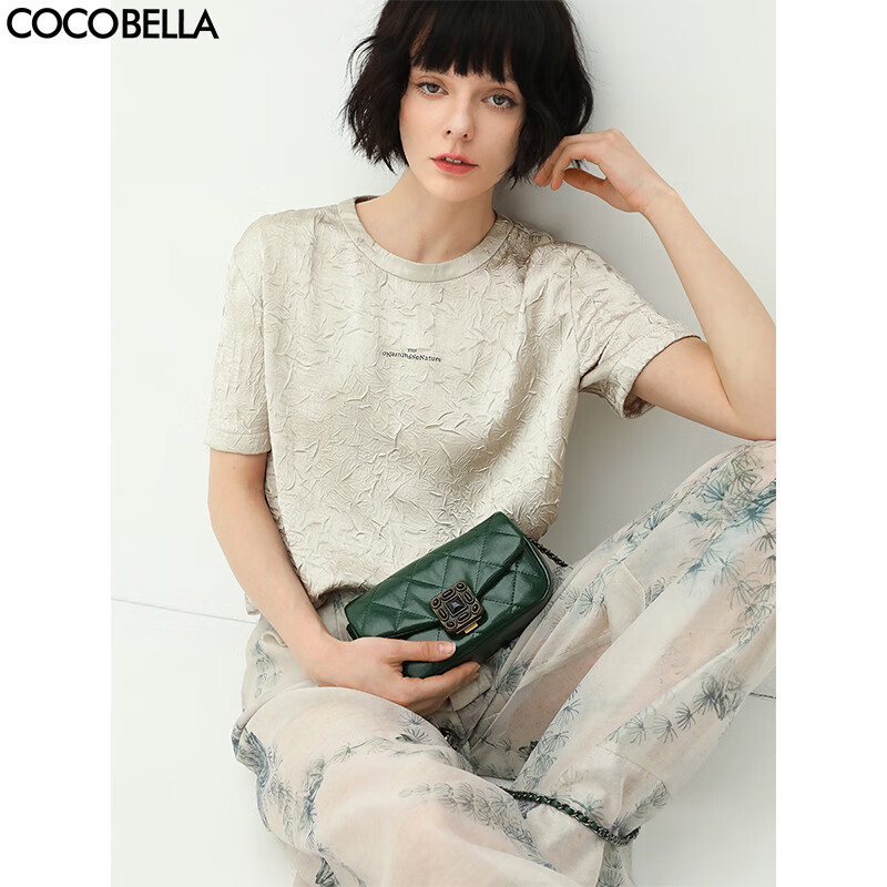COCOBELLA肌理褶皱字母圆领上衣女夏光泽感缎面短袖T恤TS632