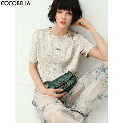 COCOBELLA肌理褶皱字母圆领上衣女夏光泽感缎面短袖T恤TS632 商品图0
