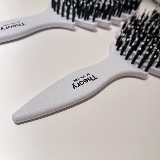 原单正品 Theory新升级猪鬃护发梳按摩头皮梳子家用便携梳可水洗礼盒
Size尺寸：25cm
Fabric材料：pp➕麦秸杆（可降解环保料）/野生猪鬃毛
原价69.9欧 商品图12