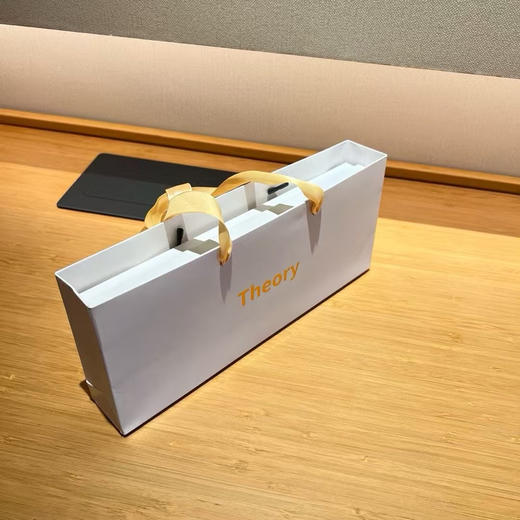 原单正品 Theory新升级猪鬃护发梳按摩头皮梳子家用便携梳可水洗礼盒
Size尺寸：25cm
Fabric材料：pp➕麦秸杆（可降解环保料）/野生猪鬃毛
原价69.9欧 商品图2