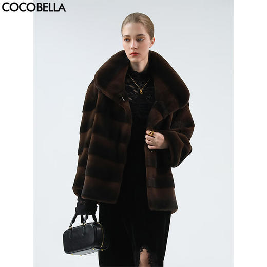 COCOBELLA仿天鹅绒丰盈绒感环保皮草大衣横排工艺外套FU7009 商品图0