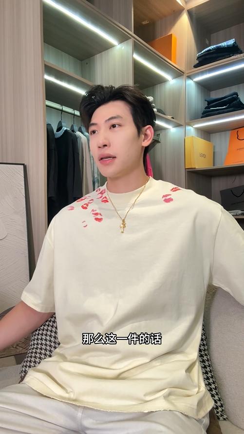 T2189早春新款时尚个性美式红唇印花圆领短袖T恤小众设计纯色百搭上衣 商品图0