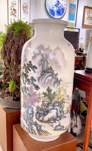 粉彩溪山烟云赏瓶 商品图0