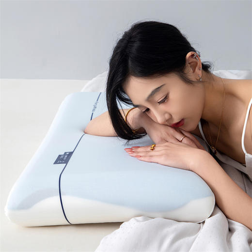 【双拼色零压记忆枕】深睡眠体验，云朵般柔软，怎么睡都好睡，人体工学设计，贴合肩颈，枕起来非常舒适，自用送礼都很棒~宣居是记忆掉 支撑力活性拉满 商品图4