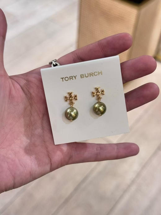 ¥499🇺🇸TB Z经典的logo款珍珠耳钉，大幂幂同款🤩🤩小饰品不贵，戴上立刻变成精致女人😍😍 商品图3