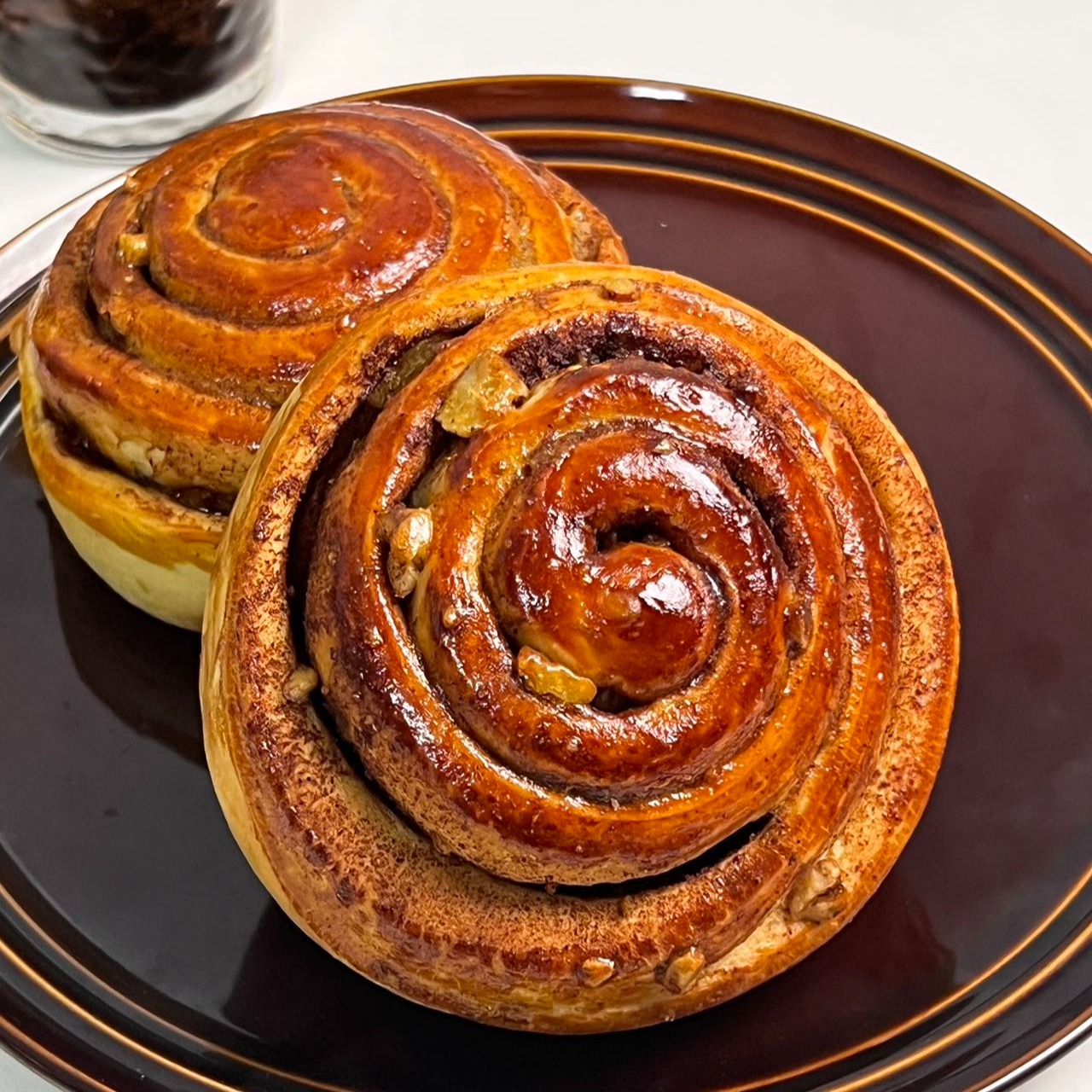 暖心又暖胃总不能少了红糖肉桂卷，肉桂迷人的香气配上香甜的红糖 整个包体散发出的肉桂香飘满屋 每一口都能嚼到核桃碎碎的幸福感 开心的早餐和下午茶时光 着实被它迷的五迷三道～