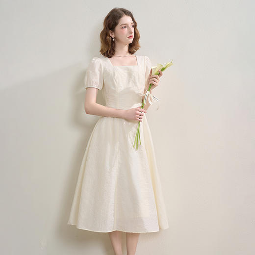 西遇法式气质方领泡泡袖连衣裙女秋季收腰显瘦度假长裙V2451093 商品图3