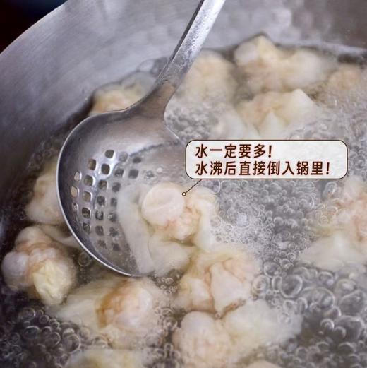 【泡泡馄饨】坚持手工现包，不加任何防腐剂，每一张小馄饨皮都是手工擀的，薄透爽滑 精选猪后腿肉，人工剁馅，简单调味更安心，皮要擀的特别薄，必须能透光。没有几十年的手艺，做不到的呦. 商品图1