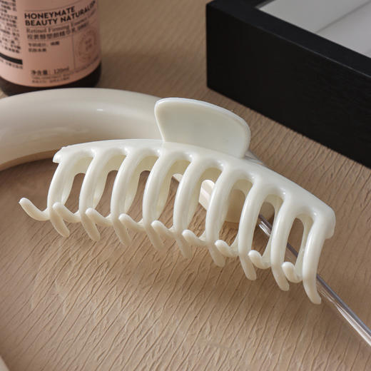 【9.9抢❗软质硅胶鲨鱼夹】安全系数满分，弯曲不断裂，耐用耐摔，大尺寸容纳更多发量，软硅胶发夹鲨鱼夹发卡柔软防撞保护后脑夹头发抓夹QQ 商品图10