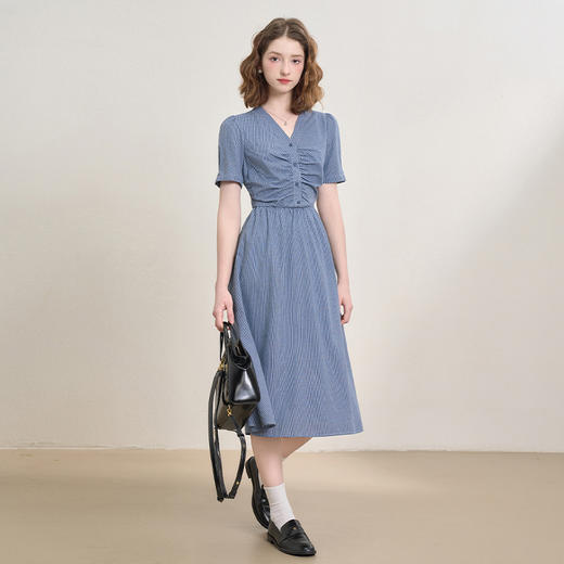 西遇V领格子连衣裙女秋季收腰显瘦抽褶设计感长裙V2551112 商品图1