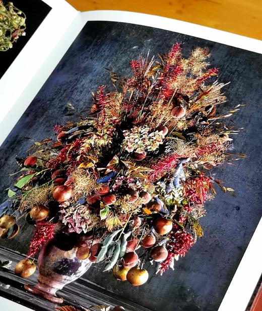 刷边8开巨册：《丹尼尔.奥斯特花艺的华彩瞬间》，8开，精装，刷边本，保罗·吉尔特著；鹿石花艺教育译，湖北科学技术出版社2019年一版一印，定价393，售价98元。 商品图4