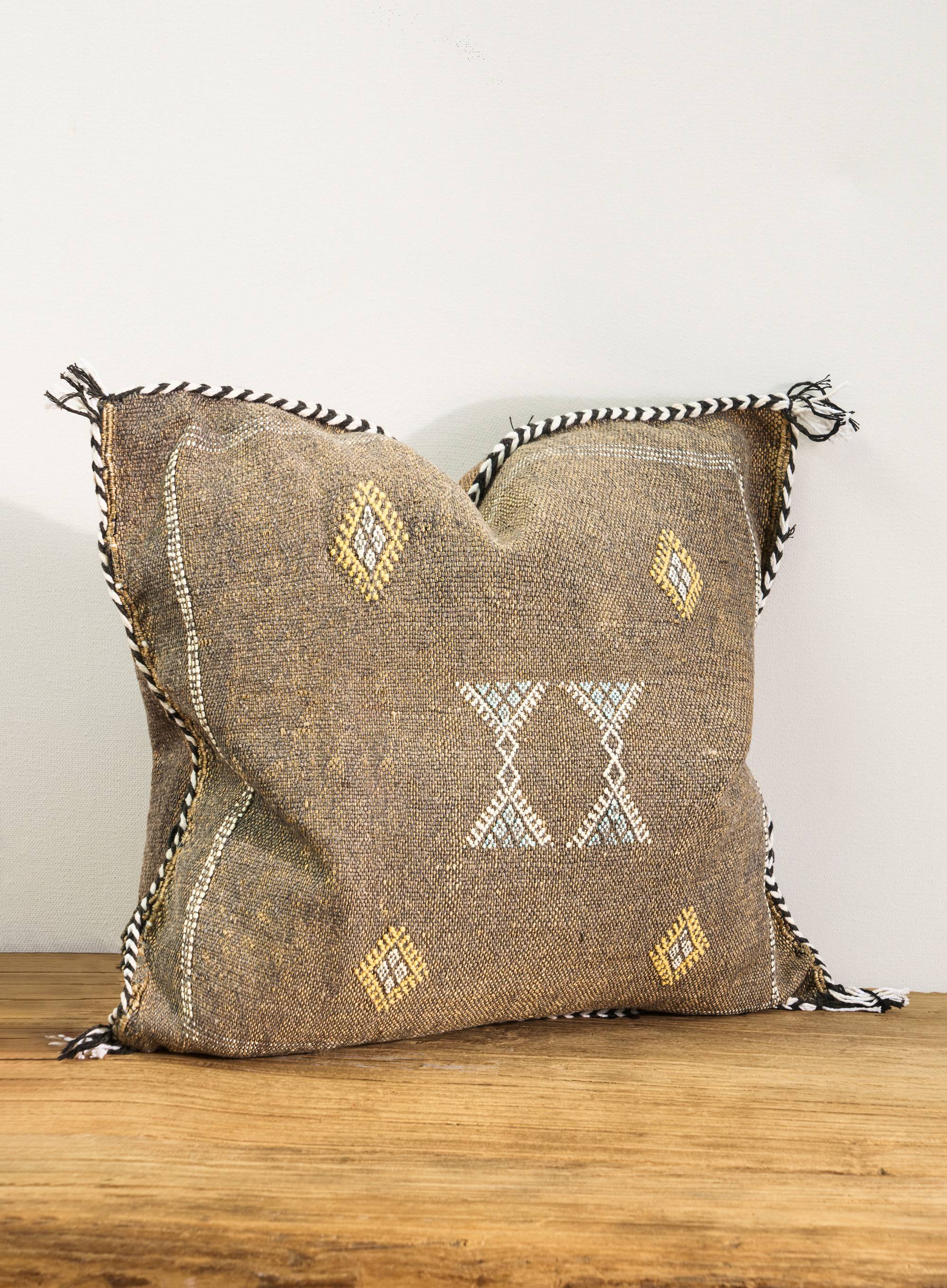 伽罗 JALO 摩洛哥进口手工龙舌兰丝抱枕【棕褐色&褐色】约50x50cm