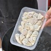 【泡泡馄饨】坚持手工现包，不加任何防腐剂，每一张小馄饨皮都是手工擀的，薄透爽滑 精选猪后腿肉，人工剁馅，简单调味更安心，皮要擀的特别薄，必须能透光。没有几十年的手艺，做不到的呦. 商品缩略图3