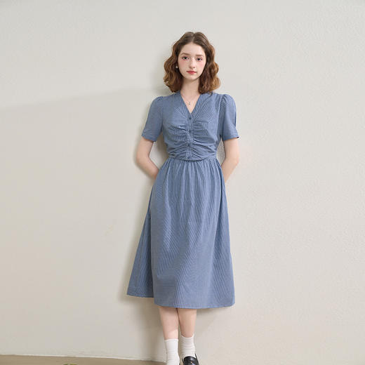 西遇V领格子连衣裙女秋季收腰显瘦抽褶设计感长裙V2551112 商品图3