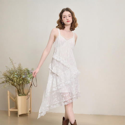 西遇蕾丝花边V领吊带裙女夏季荷叶边不规则裙摆连衣裙V1550965 商品图0
