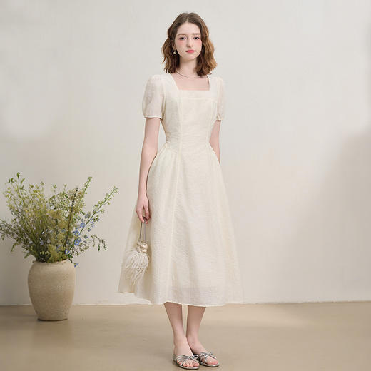 西遇法式气质方领泡泡袖连衣裙女秋季收腰显瘦度假长裙V2451093 商品图1