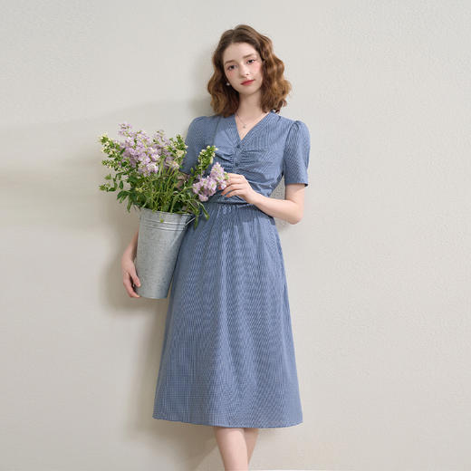 西遇V领格子连衣裙女秋季收腰显瘦抽褶设计感长裙V2551112 商品图2