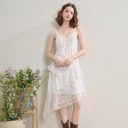 西遇蕾丝花边V领吊带裙女夏季荷叶边不规则裙摆连衣裙V1550965 商品图3