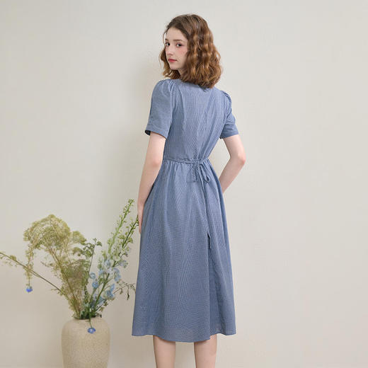 西遇V领格子连衣裙女秋季收腰显瘦抽褶设计感长裙V2551112 商品图4