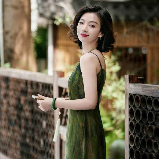 西子/【彩墨绘】重磅桑蚕丝红云纱花瓣领吊带油画绿连衣裙/CQYF025 商品图1