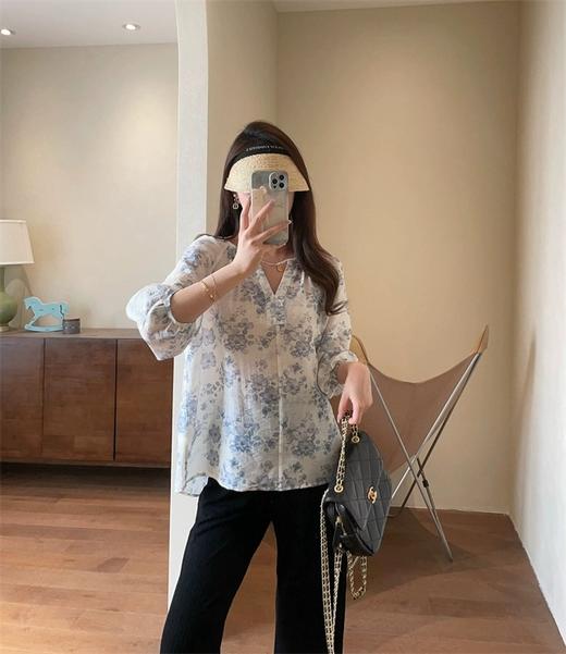 清冷温柔淡雅花楹高比例天丝水滴珠链碎花衬衫V领气质小衫 商品图9