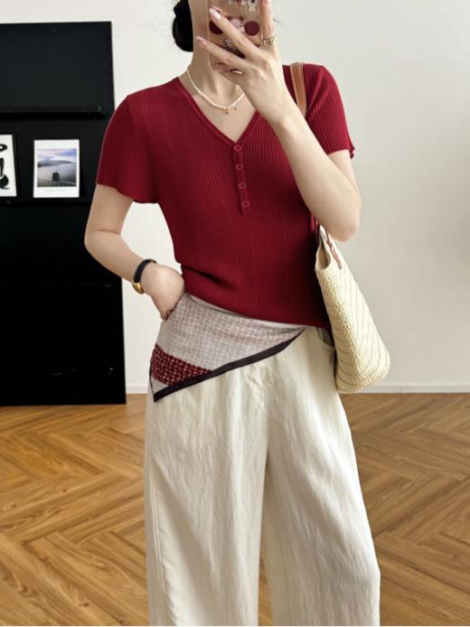 🥳显白车厘子红邂逅凉感天丝❗一眼心动的夏日战袍🔥【仟梓赫 莱赛尔V领小飞袖针织衫💯】100%莱赛尔带来超绝肤感❗丝滑透气不闷汗，🌟时刻保持清爽体感❗ 商品图2