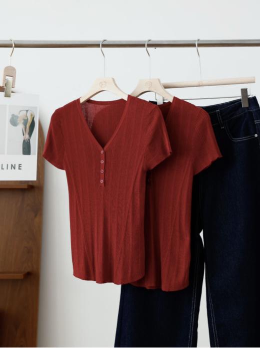 🥳显白车厘子红邂逅凉感天丝❗一眼心动的夏日战袍🔥【仟梓赫 莱赛尔V领小飞袖针织衫💯】100%莱赛尔带来超绝肤感❗丝滑透气不闷汗，🌟时刻保持清爽体感❗ 商品图3