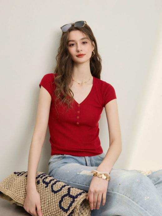 🥳显白车厘子红邂逅凉感天丝❗一眼心动的夏日战袍🔥【仟梓赫 莱赛尔V领小飞袖针织衫💯】100%莱赛尔带来超绝肤感❗丝滑透气不闷汗，🌟时刻保持清爽体感❗ 商品图1