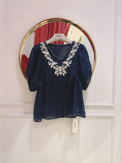 【门店同款】ENJOY夏季“可露丽”花朵刺绣V领上衣 163143479 商品图0