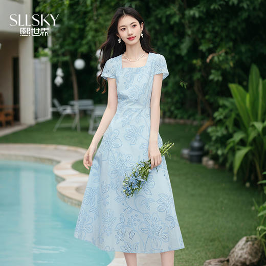 【专属特价】熙世界度假风挑孔绣花蓝色连衣裙女夏季新款法式U领显瘦收腰裙子 商品图0