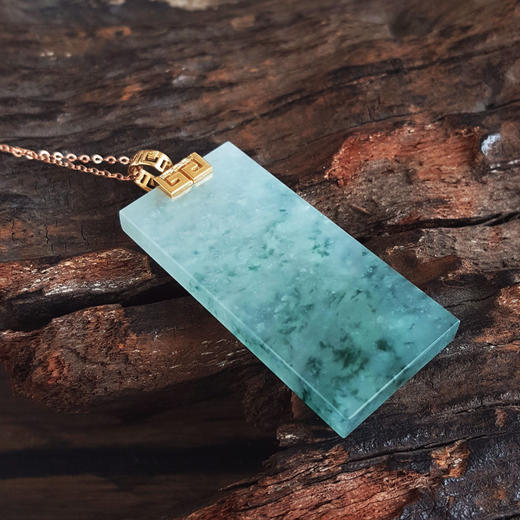 【天然正品】A货翡翠AU750黄金镶天然细腻冰种平安无事牌飘蓝花翡翠吊坠项链49.4*20.1*4.6MM（皆取最大值）女士现售价：4980！010725AH55 商品图7