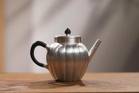 守艺 · 瓜瓣泡茶壶素银款 长宽高约为11.5*7*8.7 克重约 135 克 180 毫升