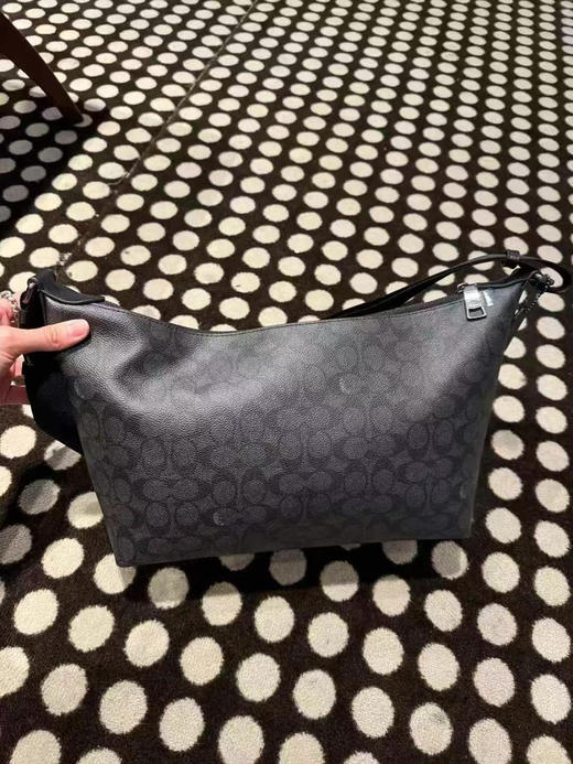 👨🏻超低好价，1250直邮到手！Coach 男士新系列Finn购物袋斜挎包，黑灰色logo材质，超级大容量，内外都有拉链夹层，可商务可休闲的百搭男款斜挎包 商品图0