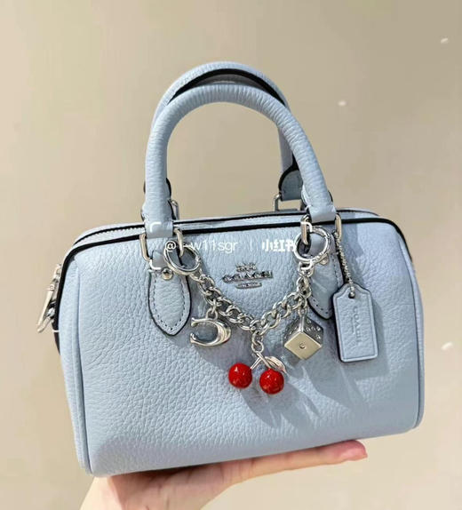 新款折扣￥1599直邮🇺🇸Coach最新mini迷你Rowan波士顿[呲牙]baby蓝全荔枝纹牛皮，自带樱桃🍒小挂饰，尺寸17.5*13*8.5cm，可手挽可斜背 商品图0