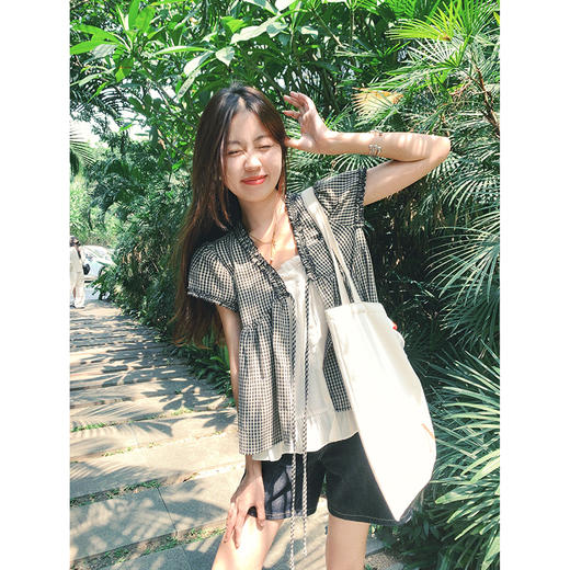 <曾小咸推荐>现货秒杀！微信超特价！韩系木耳边V领格子泡泡袖衬衫 日常189.99 立减110 秒杀79.99！ 商品图2