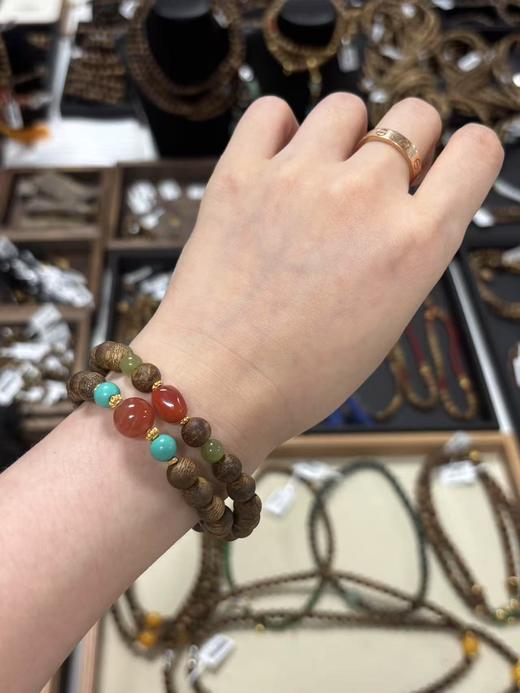 【沉香溯源】沉红翠绕双圈手串	约7mm棋楠圆珠、约10mm南红、约6mm菱镁矿、约6mm和田玉、S925银镀金配件  （特殊商品请在收货之后48小时内申请退换货，过期不予处理！！！） 商品图6