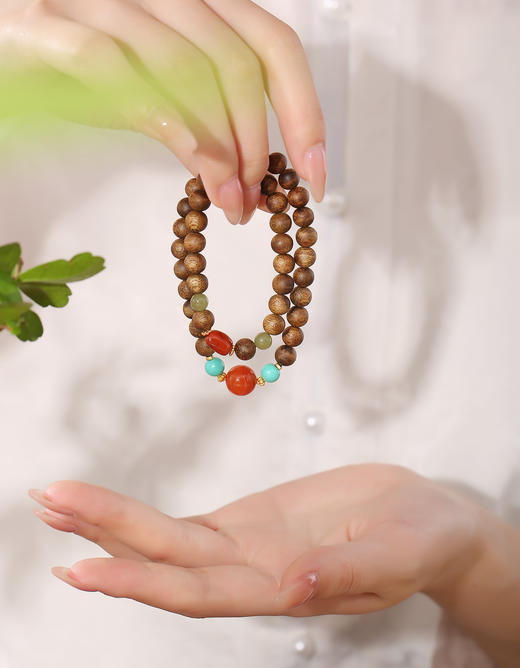 【沉香溯源】沉红翠绕双圈手串	约7mm棋楠圆珠、约10mm南红、约6mm菱镁矿、约6mm和田玉、S925银镀金配件  （特殊商品请在收货之后48小时内申请退换货，过期不予处理！！！） 商品图3